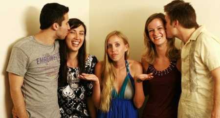 Nëse jeni çift, mos i bëni këto gjëra në sytë e të tjerëve. Njerëzve jua shpif! Nëse jeni çift, mos i bëni këto gjëra në sytë e të tjerëve. Njerëzve jua shpif!