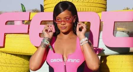 Rihanna publikon fotot ku duket më “HOT” se kurrë, reperi juaj i preferuar “çmendet” fare, shihni si e ngacmon publikisht [FOTO]