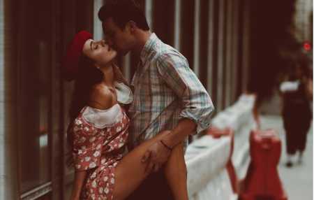 5 shenja që tregojnë se ai është kokë e këmbë i dashuruar me ju 5 shenja që tregojnë se ai është kokë e këmbë i dashuruar me ju