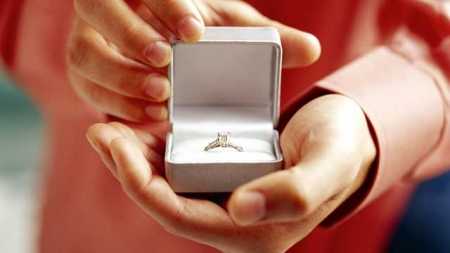 Çfarë simbolizojnë gurët e çmuar në unazat e fejesës? Zbulojeni! Çfarë simbolizojnë gurët e çmuar në unazat e fejesës? Zbulojeni!