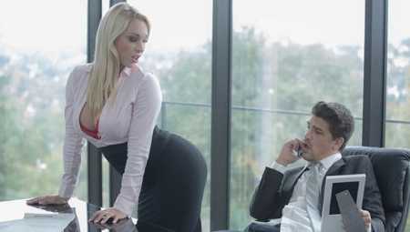 Vëmendje! Ja si duhet të veprosh nëse të ngacmon shefi Vëmendje! Ja si duhet të veprosh nëse të ngacmon shefi